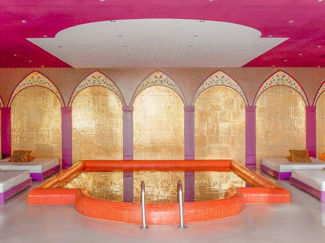 Destinos em que interiores, arte e identidade local definem a experiência